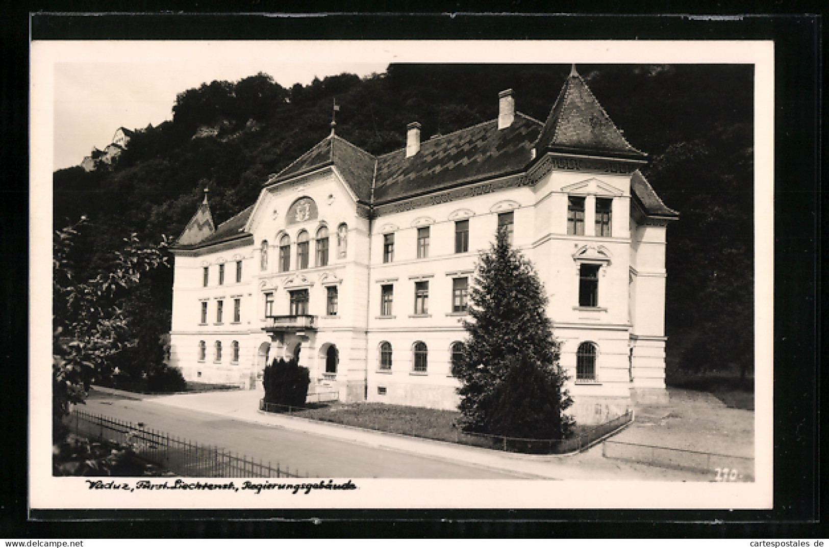 AK Vaduz, Regierungsgebäude Vor Dichtem Wald  - Liechtenstein