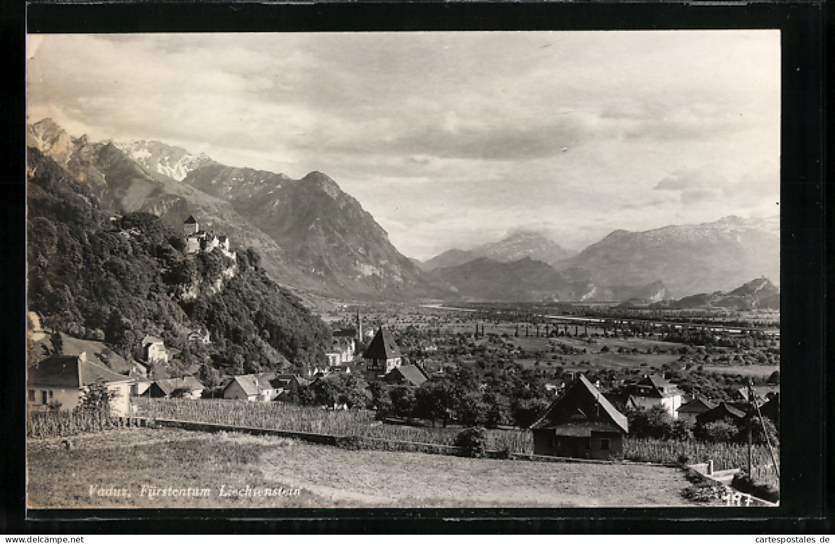 AK Vaduz, Ortschaft Mit Burg Vor Den Bergen  - Liechtenstein