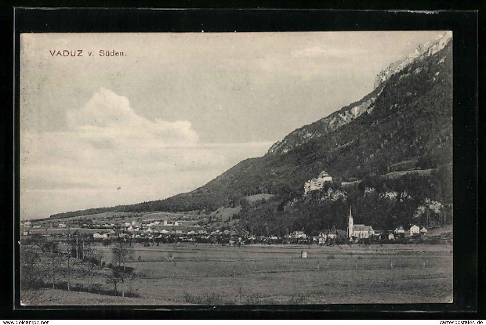 AK Vaduz, Sicht Auf Den Fernen Ort Mit Kirche  - Liechtenstein