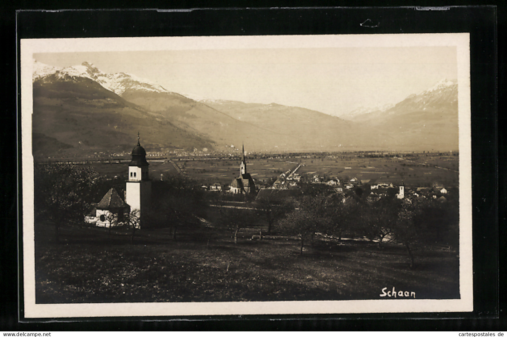 AK Schaan, Zwei Kirchen Mit Ortschaft Vor Bergen  - Liechtenstein