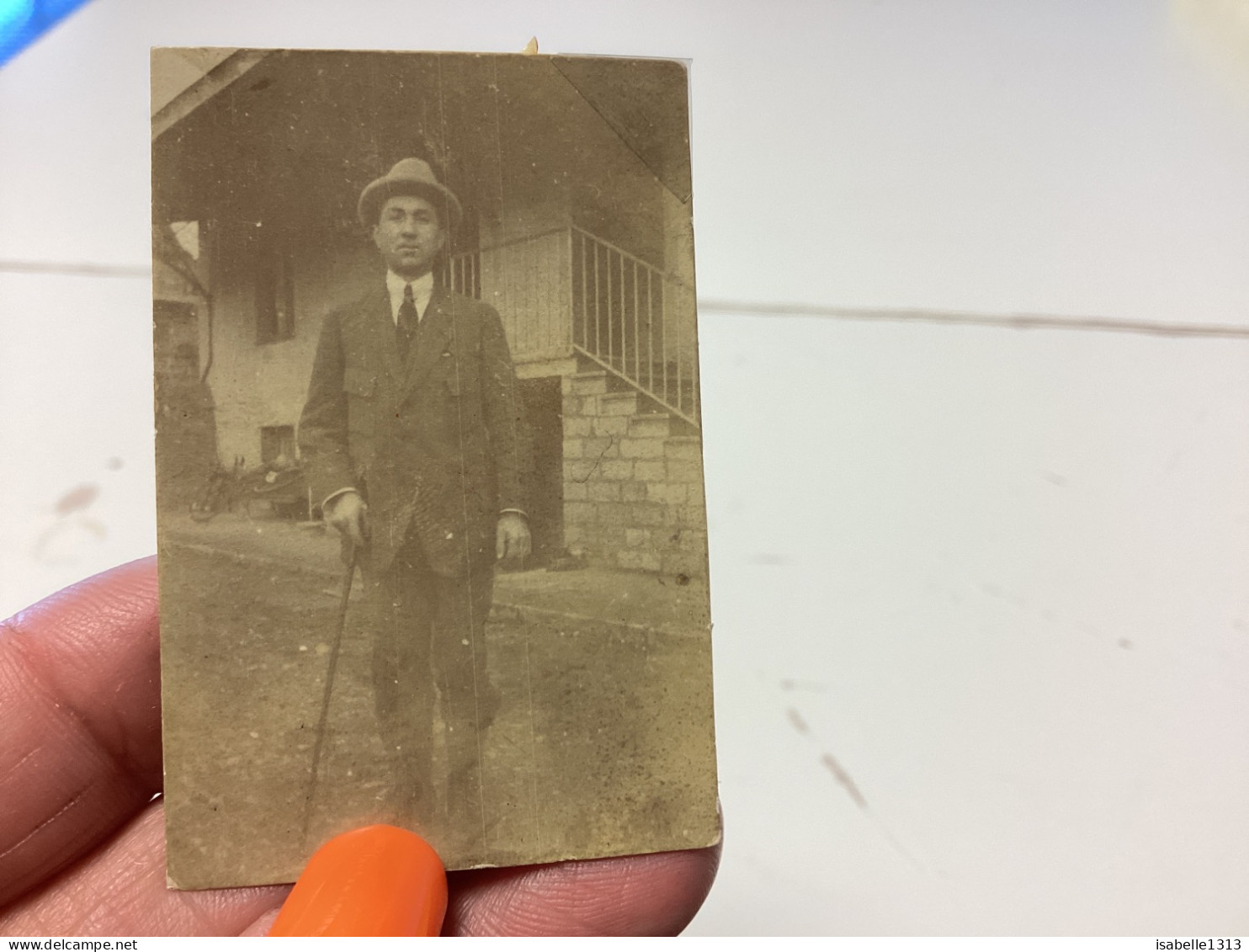 Photo  Snapshot 1910   71-BOURDON-LANCY Petite Photo Homme Devant Sa Maison, Avec Une Canne à La Main - Personnes Anonymes