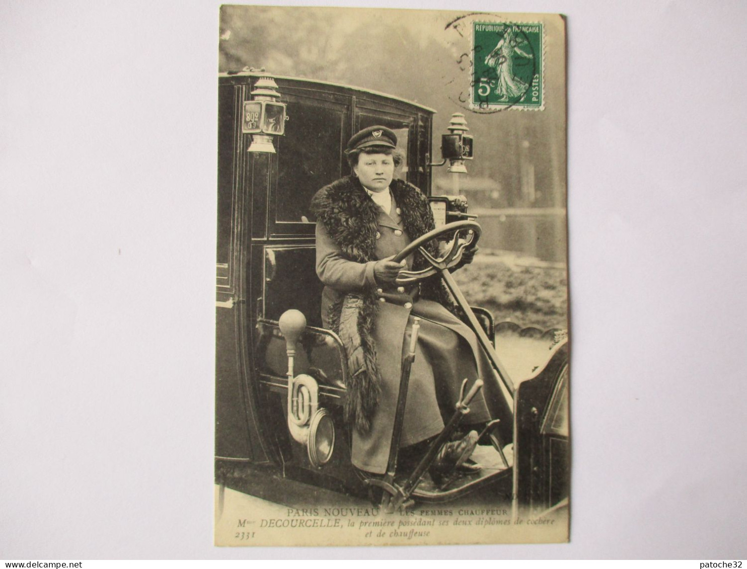 Cpa...Paris Nouveau..les Femmes Chauffeur...Mme Decoucelle La Première Possédant 2 Diplomes, Cochère Et Chauffeuse.1908 - Taxis & Droschken