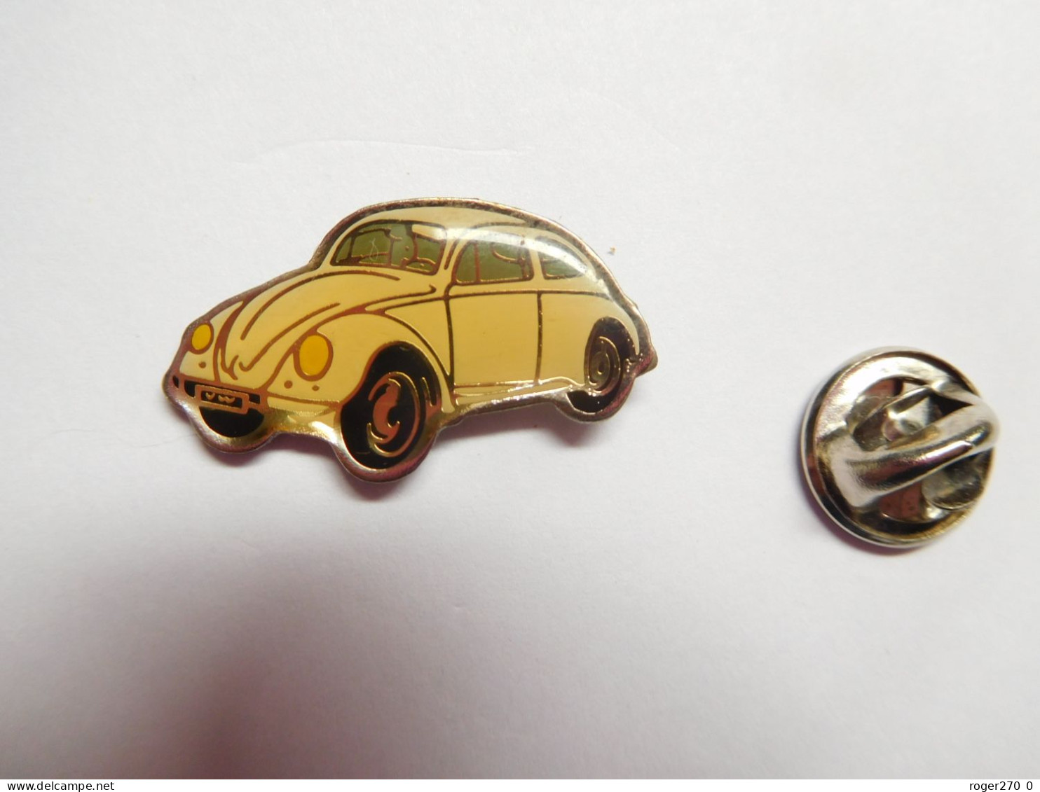 Beau Pin's , Auto VW Volkswagen Coccinelle , Blanche Sur Fond Argent Lisse ,  époxy , Dimensions : 15X25 Mm - Volkswagen