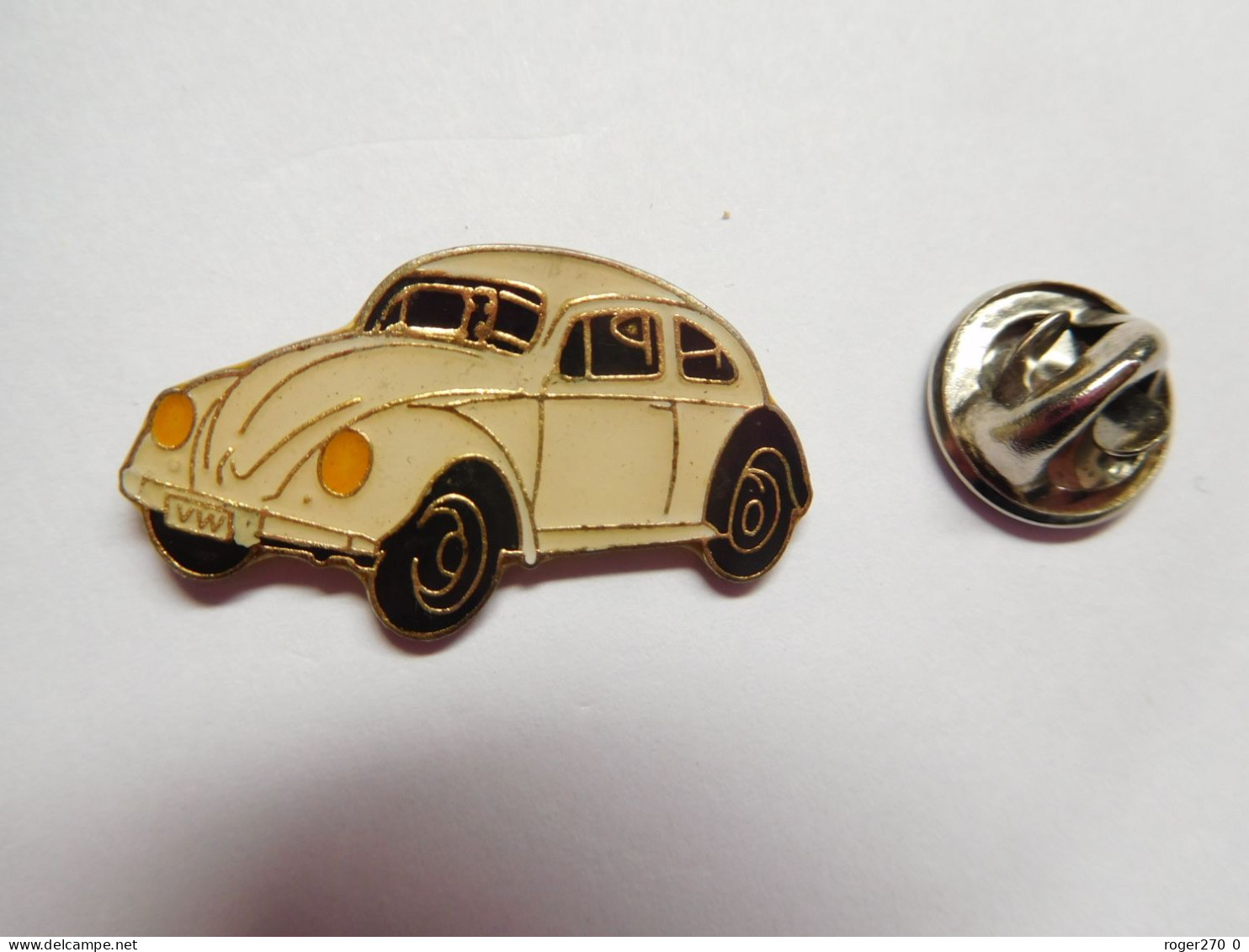 Beau Pin's , Auto VW Volkswagen Coccinelle , Blanche Sur Fond Argent Quadrillé , Ailes Noires , Dimensions : 15X25 Mm - Volkswagen