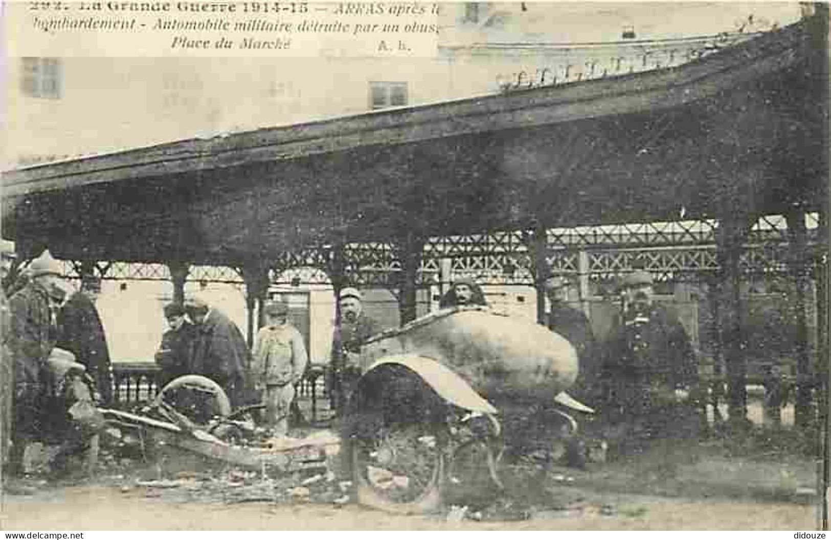 62 - Arras - Guerre 1915-1915 - Arras Après Le Bombardement - Automobile Militaire Détruite Par Un Obus Place Du Marché  - Arras