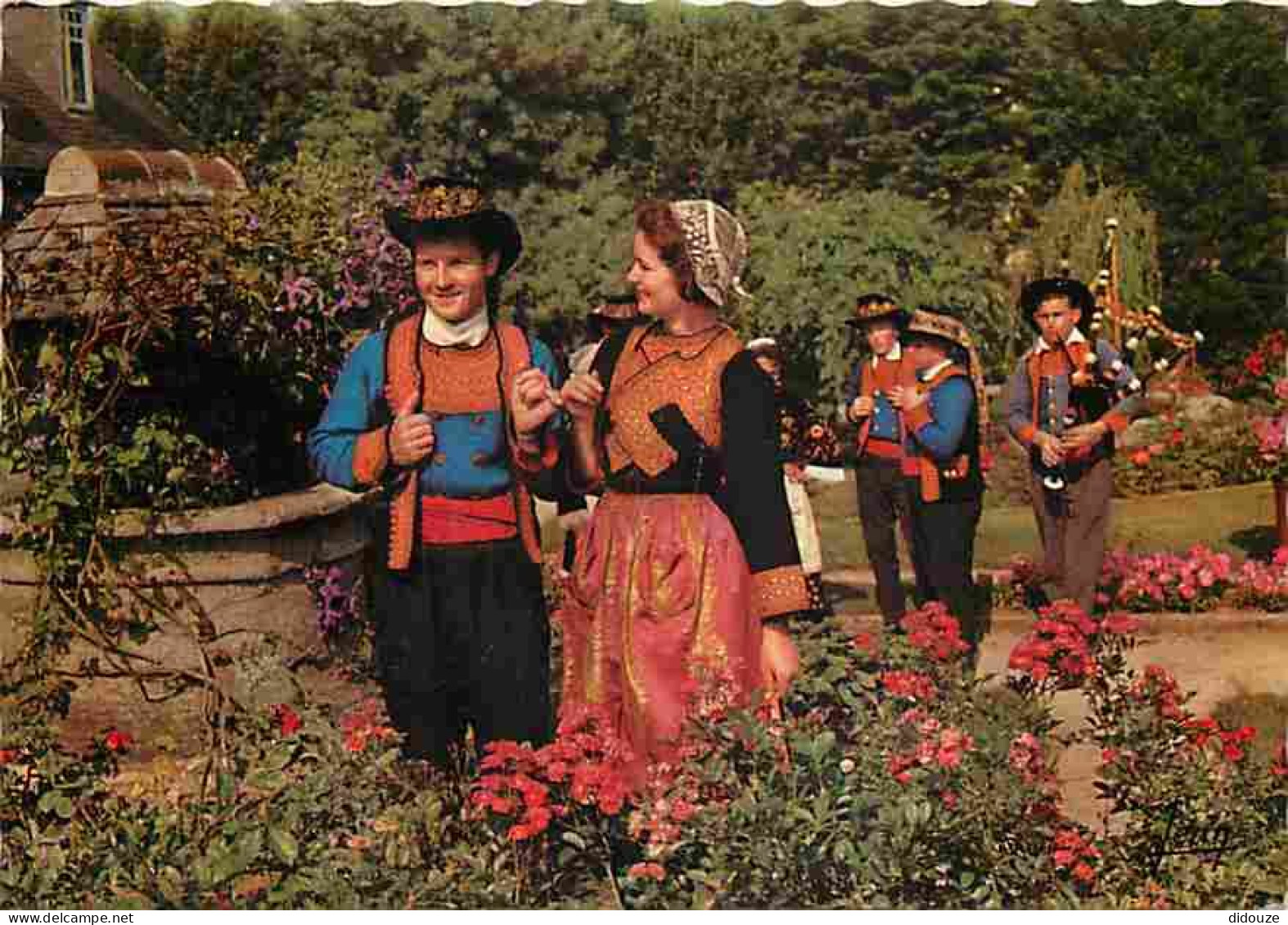 Folklore - Costumes - Bretagne - Finistère - Costumes Des Régions De Pouldergat - Comfort Et Ploaré - CPM - Voir Scans R - Costumes