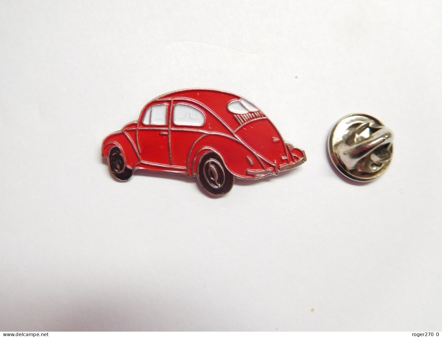 Beau Pin's , Auto VW Volkswagen Coccinelle , Rouge Sur Fond Argent , Signé BUGGY , Dimensions : 16X32 Mm - Volkswagen