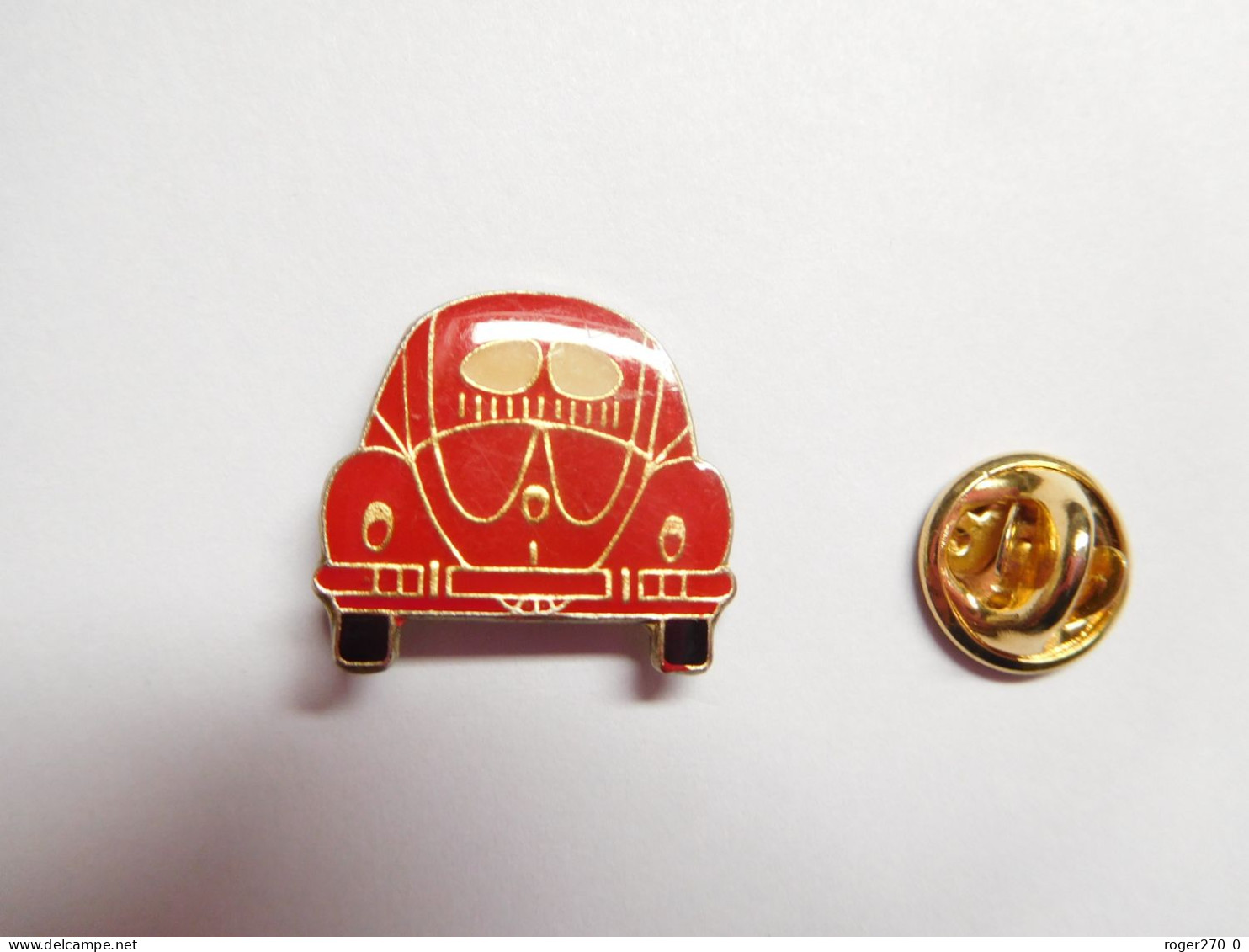 Beau Pin's , Auto VW Volkswagen Coccinelle , Rouge Sur Fond Doré Quadrillé  , Dimensions : 19X20 Mm - Volkswagen