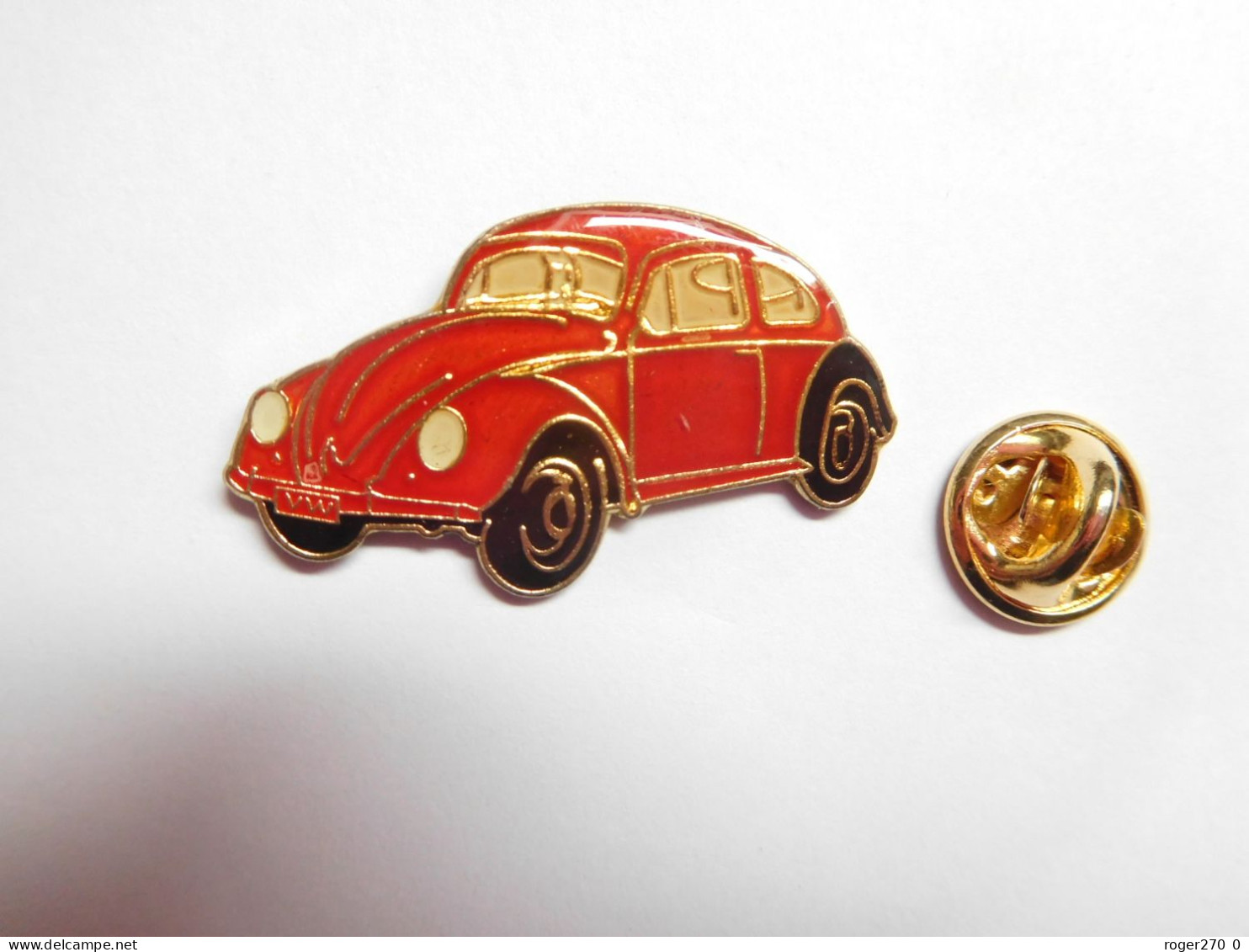 Beau Pin's , Auto VW Volkswagen Coccinelle , Rouge Sur Fond Doré Quadrillé  , Dimensions : 20X35 Mm - Volkswagen