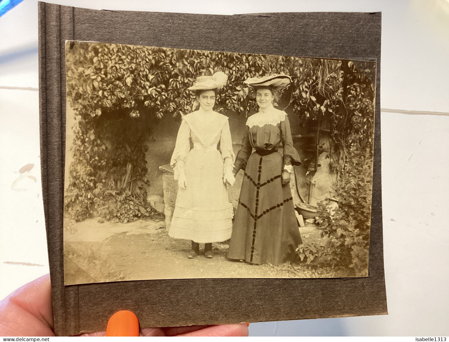 Photo  Snapshot 1900 BOURDON-LANCY Portrait De Deux Belles Femmes, Jeunes Filles, Avec Belles Robes, Grand Chapeau Devan - Personnes Anonymes