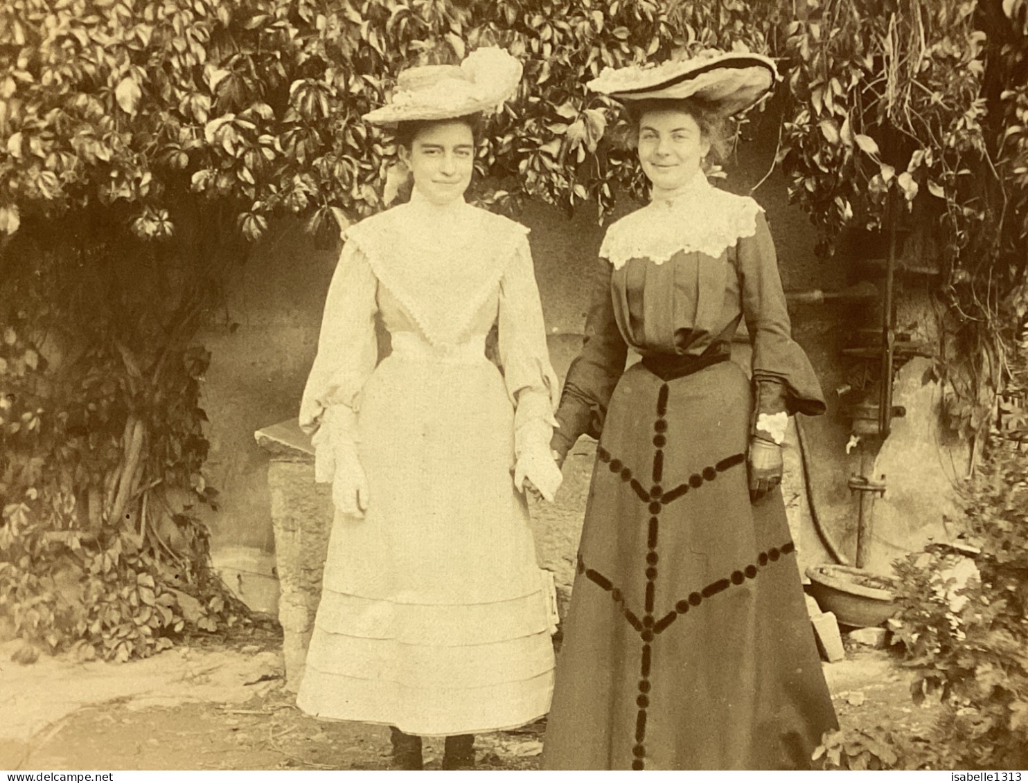 Photo  Snapshot 1900 BOURDON-LANCY Portrait De Deux Belles Femmes, Jeunes Filles, Avec Belles Robes, Grand Chapeau Devan - Personnes Anonymes