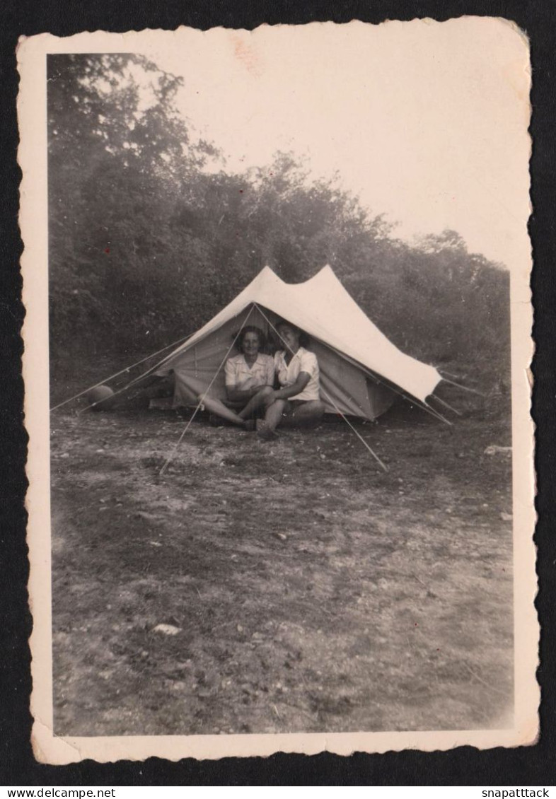 Jolie Photo De Femmes à Boissy L'Aillerie, Camping, 19 Août 1950, Val D'Oise Ile De France 6x8,5cm - Orte