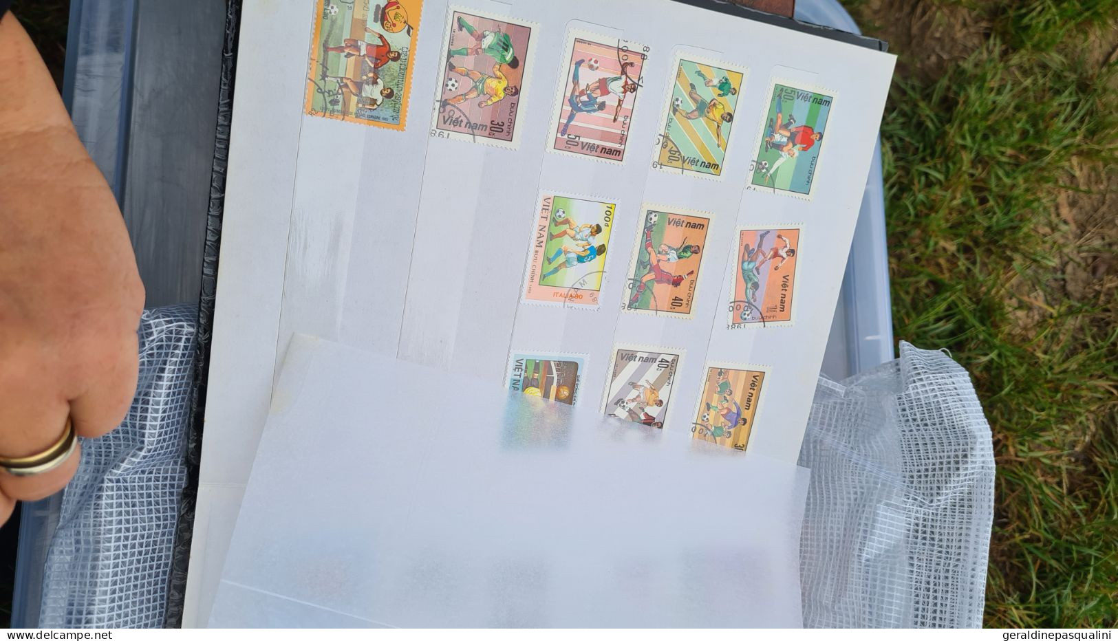 Gros lot de timbres en vrac et albums