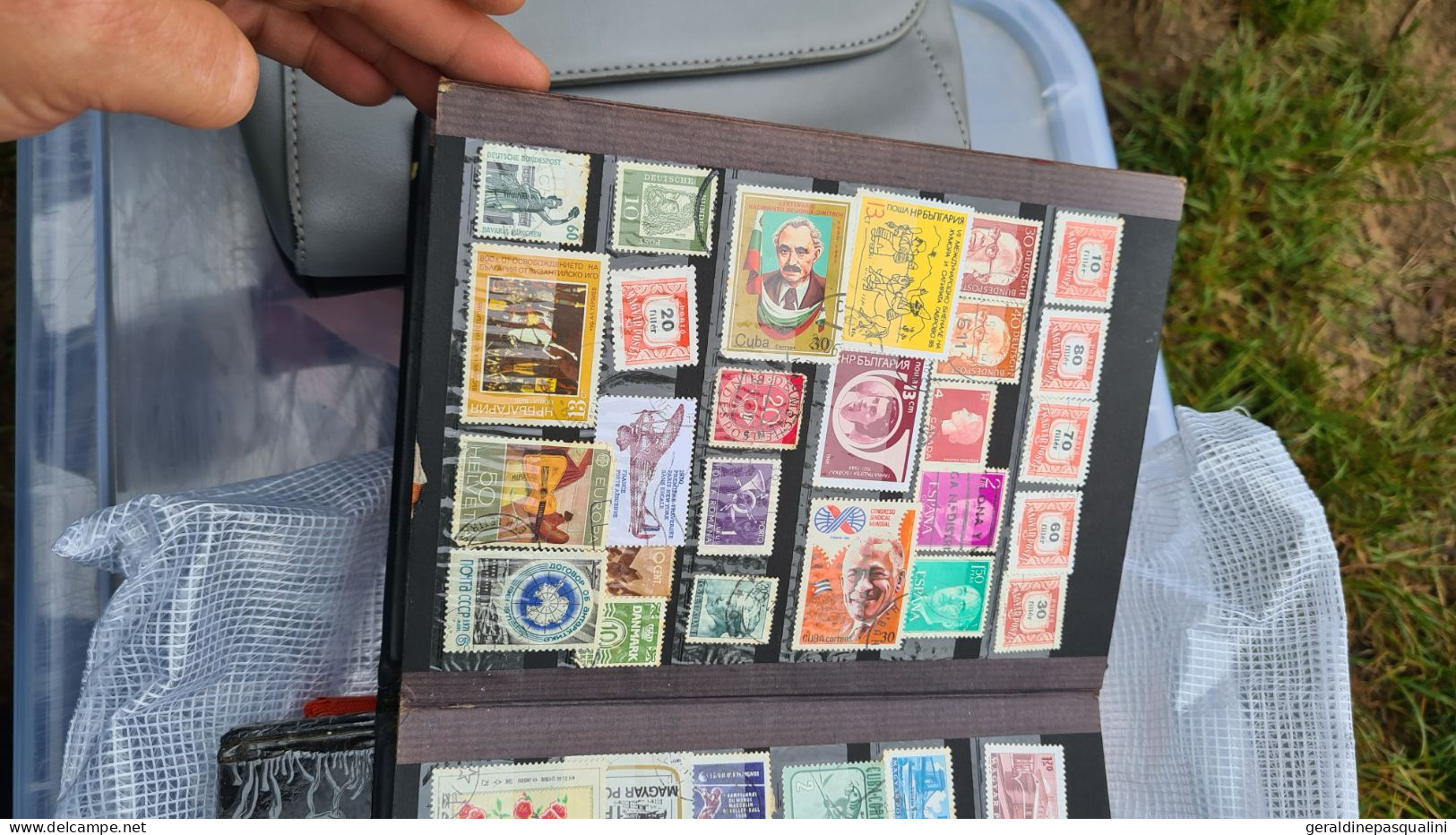 Gros lot de timbres en vrac et albums