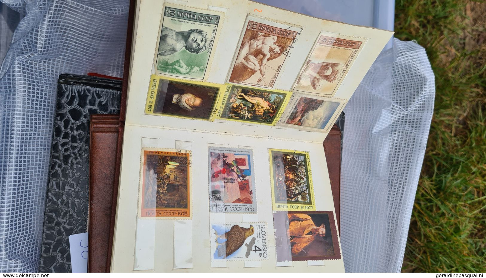 Gros lot de timbres en vrac et albums