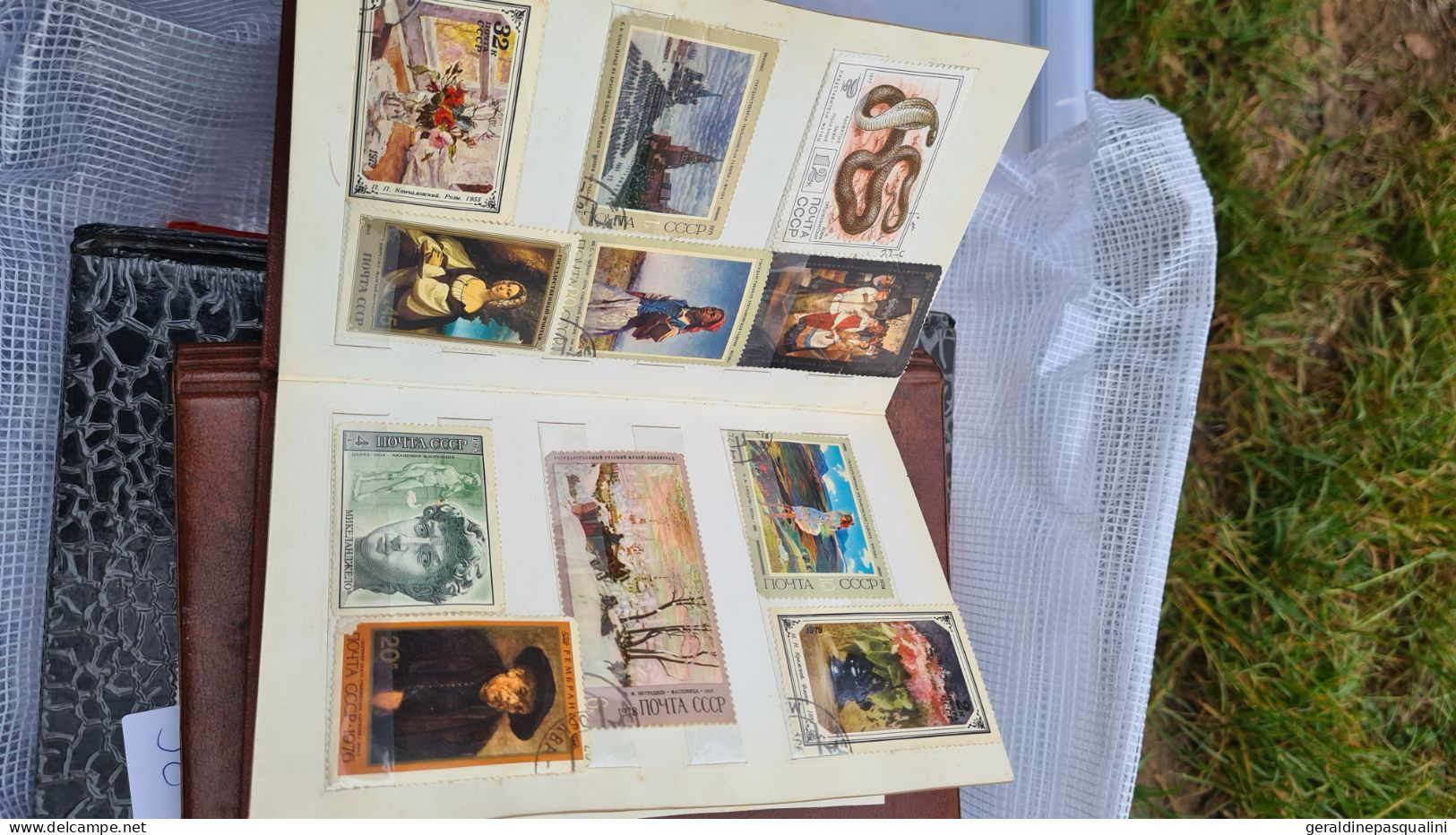 Gros lot de timbres en vrac et albums