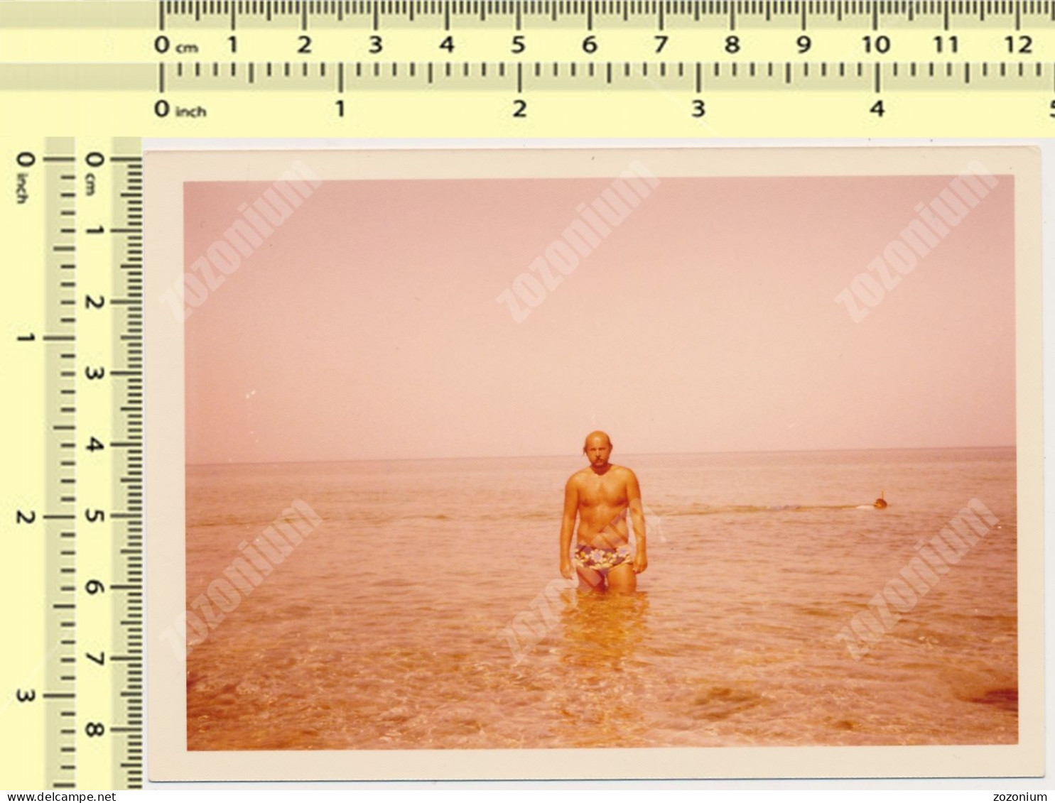 REAL PHOTO Anciene - Shirtless Trunks Man On Beach, Homme Nu Sur Plage Old ORIGINAL - Personnes Anonymes