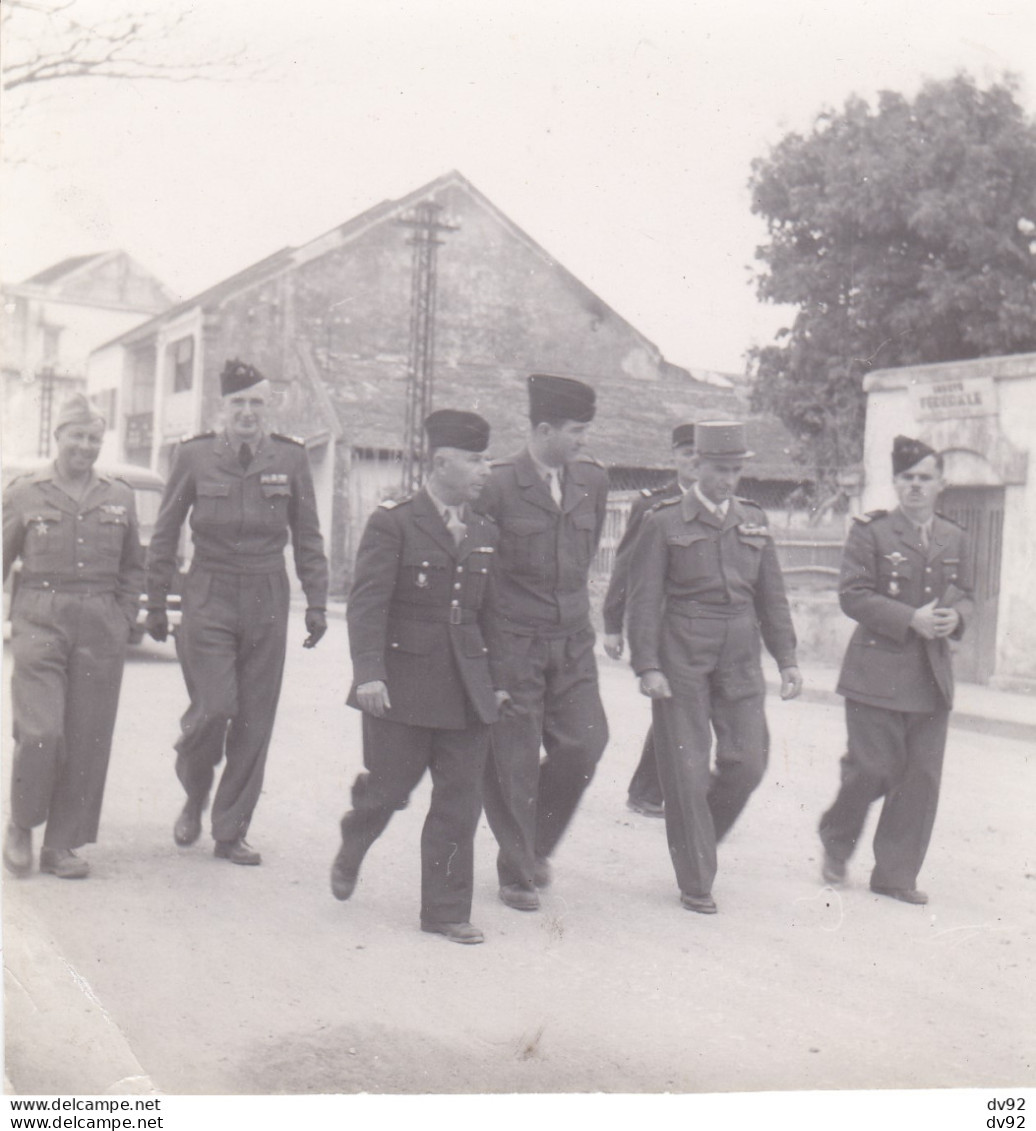 TONKIN REMISE DE COMMANDEMENT AU COMMANDANT LAGARIGUE PAR CAPITAINE HUBERT 1950 - Guerre, Militaire