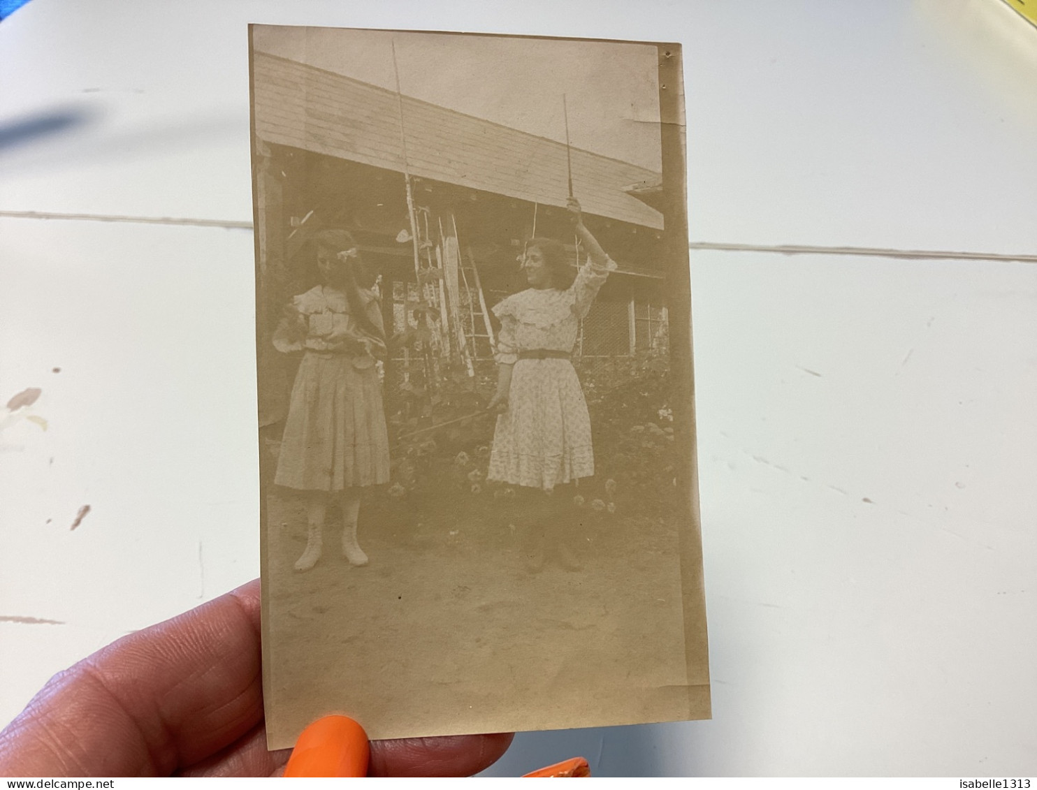 Photo  Snapshot 1900 BOURDON-LANCY 2 Jeune Fille Enfants, Qui Jouent Dans Le Jardin, Bien Habillé, Bois à La Main, Main - Personnes Anonymes