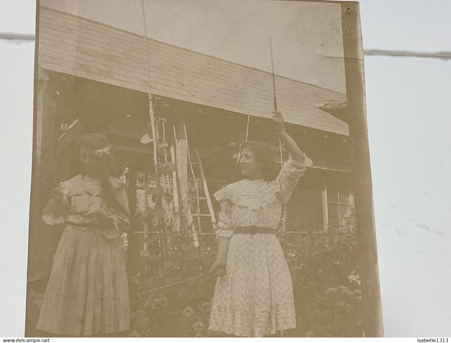 Photo  Snapshot 1900 BOURDON-LANCY 2 Jeune Fille Enfants, Qui Jouent Dans Le Jardin, Bien Habillé, Bois à La Main, Main - Personnes Anonymes