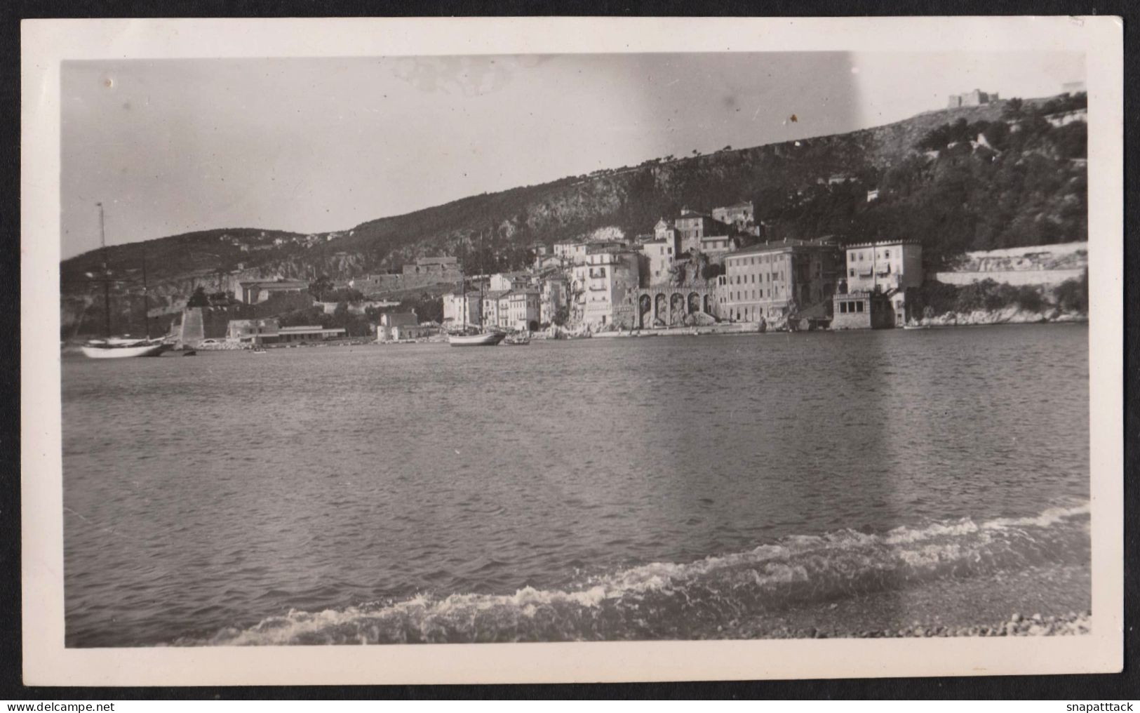 Jolie Photographie De Septembre 1932, Plage De Villefranche Sur Mer, Nice, Alpes Maritimes, 6,9x11,3cm - Lieux