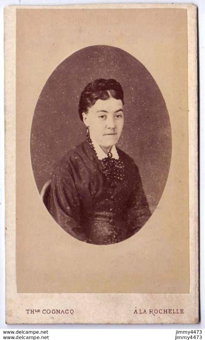 CARTE CDV - Portrait D'une Femme, à Identifier - Tirage Aluminé 19ème - Taille 63 X 104 - Edit. T. COGNACQ La Rochelle - Anciennes (Av. 1900)