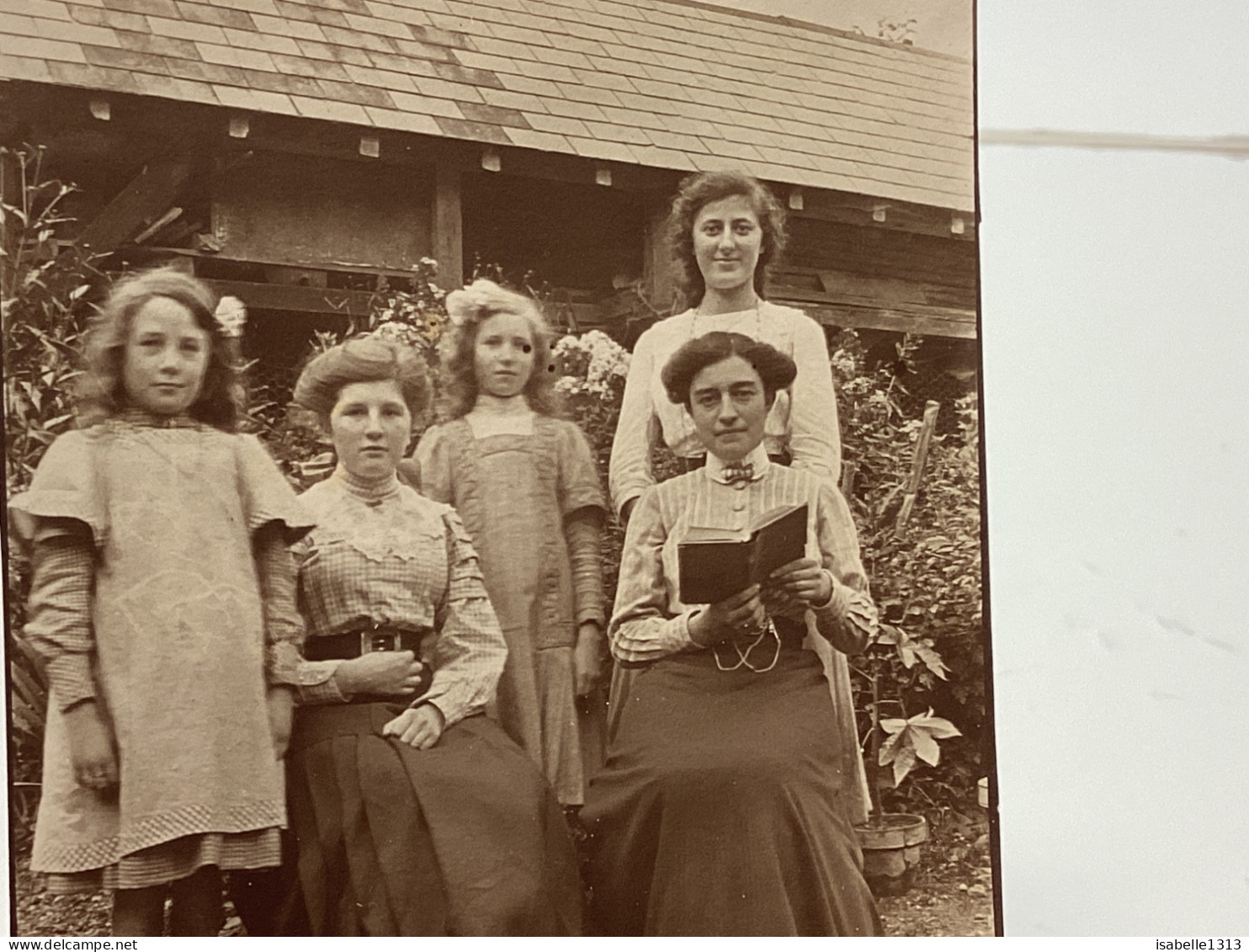 Photo  Snapshot 1900 BOURDON-LANCY Belle Femme, Assise, Livre à La Main, Fille Derrière Enfants, Debout, Jolie Fille - Personnes Anonymes
