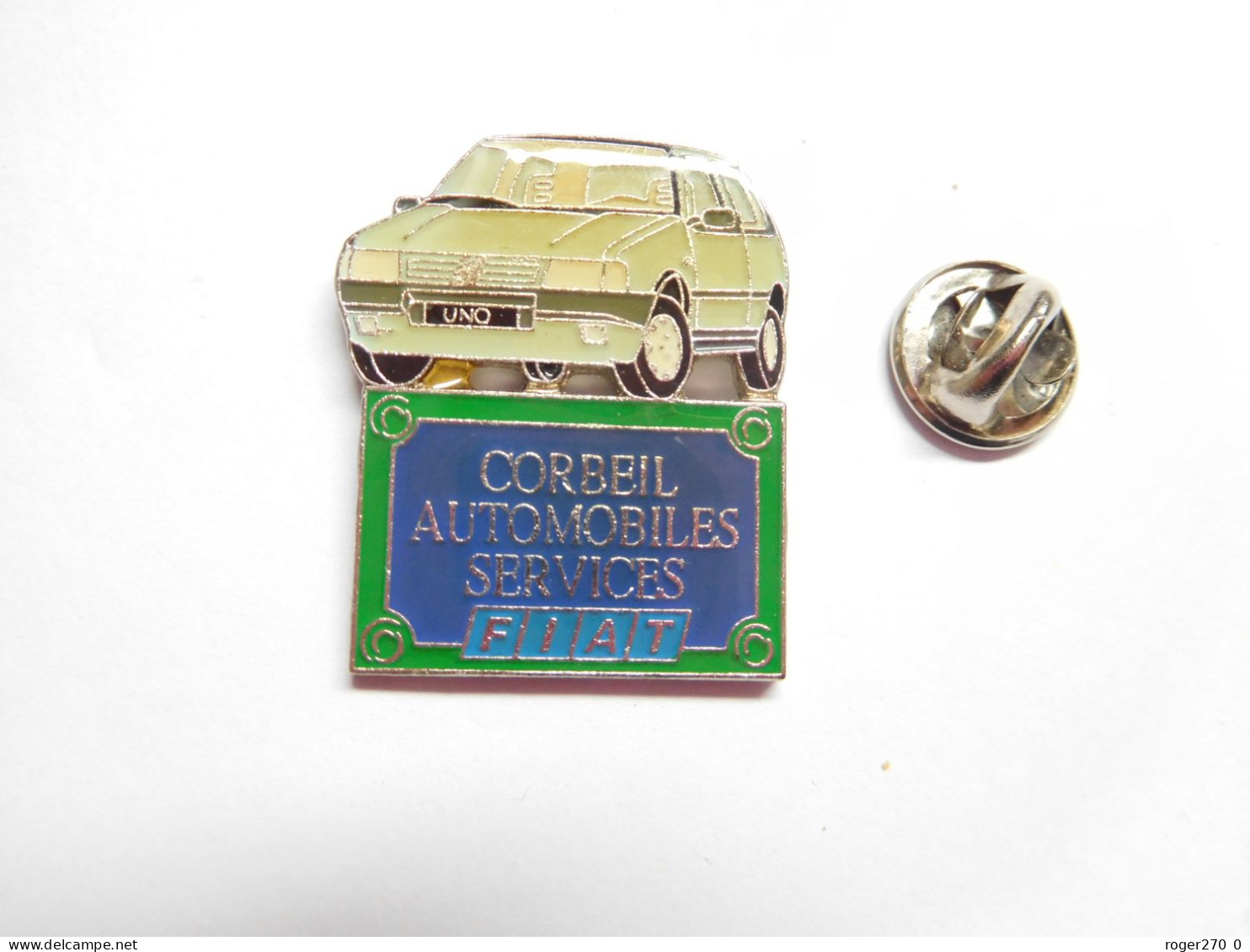 Superbe Pin's , Auto FIAT Uno , Corbeil Automobiles Services  , Signé Badges Impact - Fiat