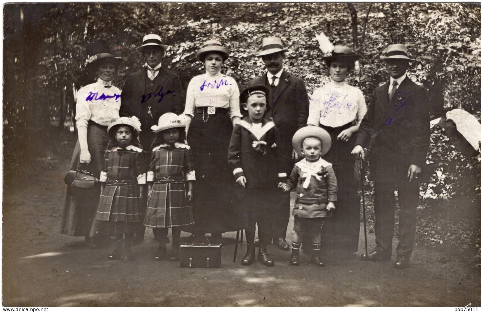 Carte Photo D'une Famille élégante Posant Dans Leurs Jardin Vers 1910 - Persone Anonimi