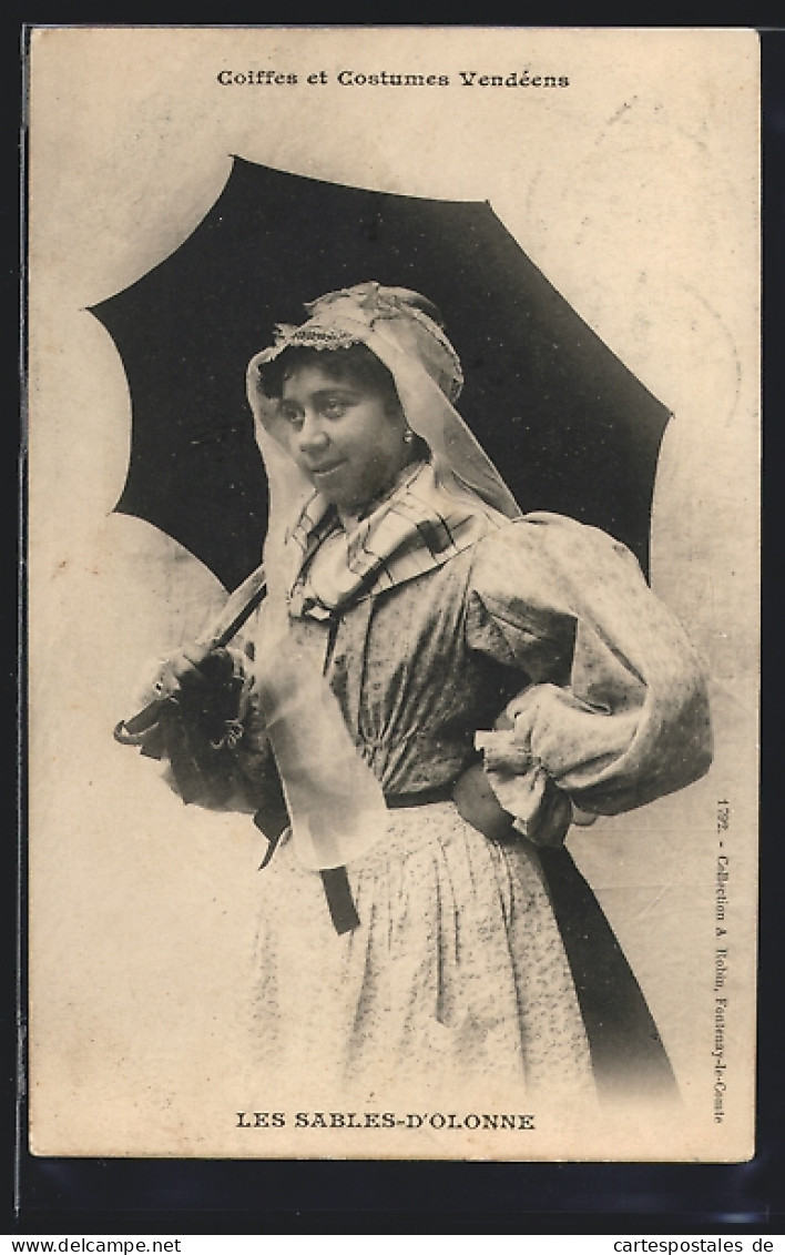 CPA Les Sables-D`Olonne, Femme En Costume Typique Avec Schirm  - Ohne Zuordnung