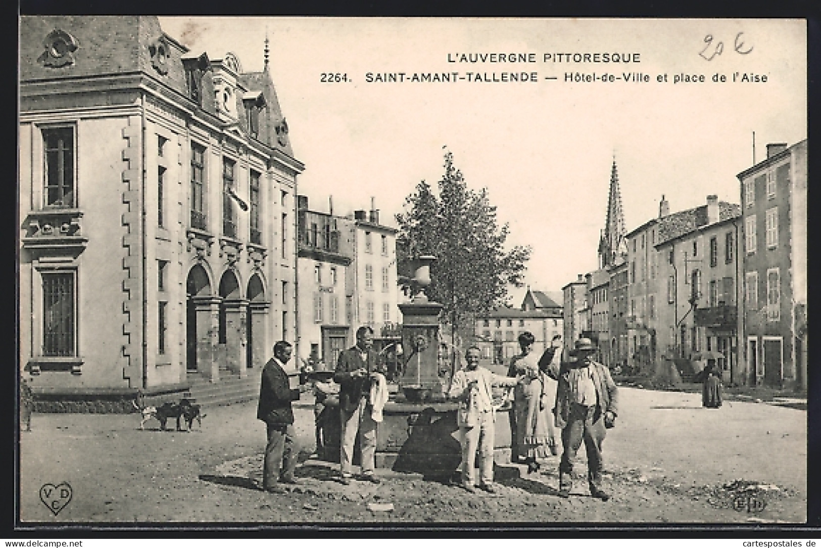 CPA Saint-Amant-Tallende, Hotel-de-Ville Et Place De L`Aise  - Autres & Non Classés