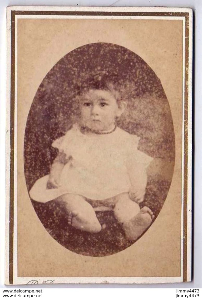 CARTE CDV - Portrait D'un Bébé à Identifier - Tirage Aluminé 19ème - Taille 63 X 104 - Edit. Pipaud Nantes - Antiche (ante 1900)