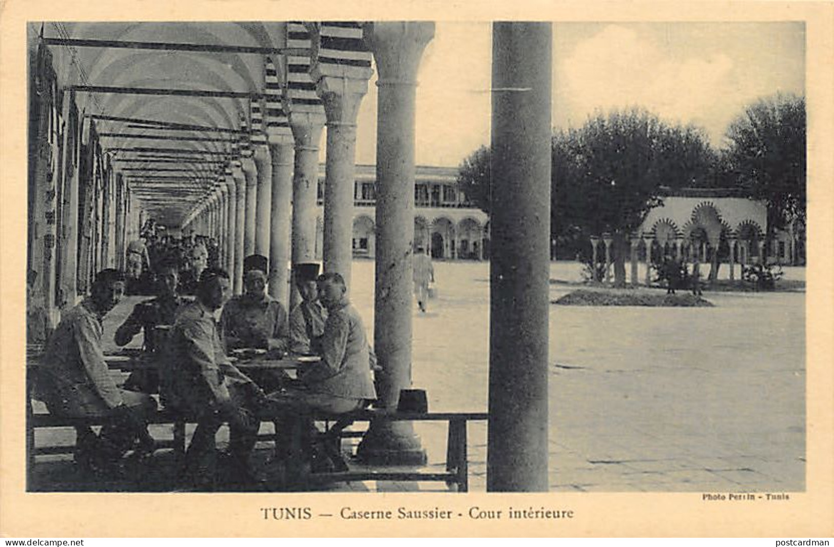 Tunisie - TUNIS - Caserne Saussier - Cour Intérieure - Ed. Perrin  - Tunisie