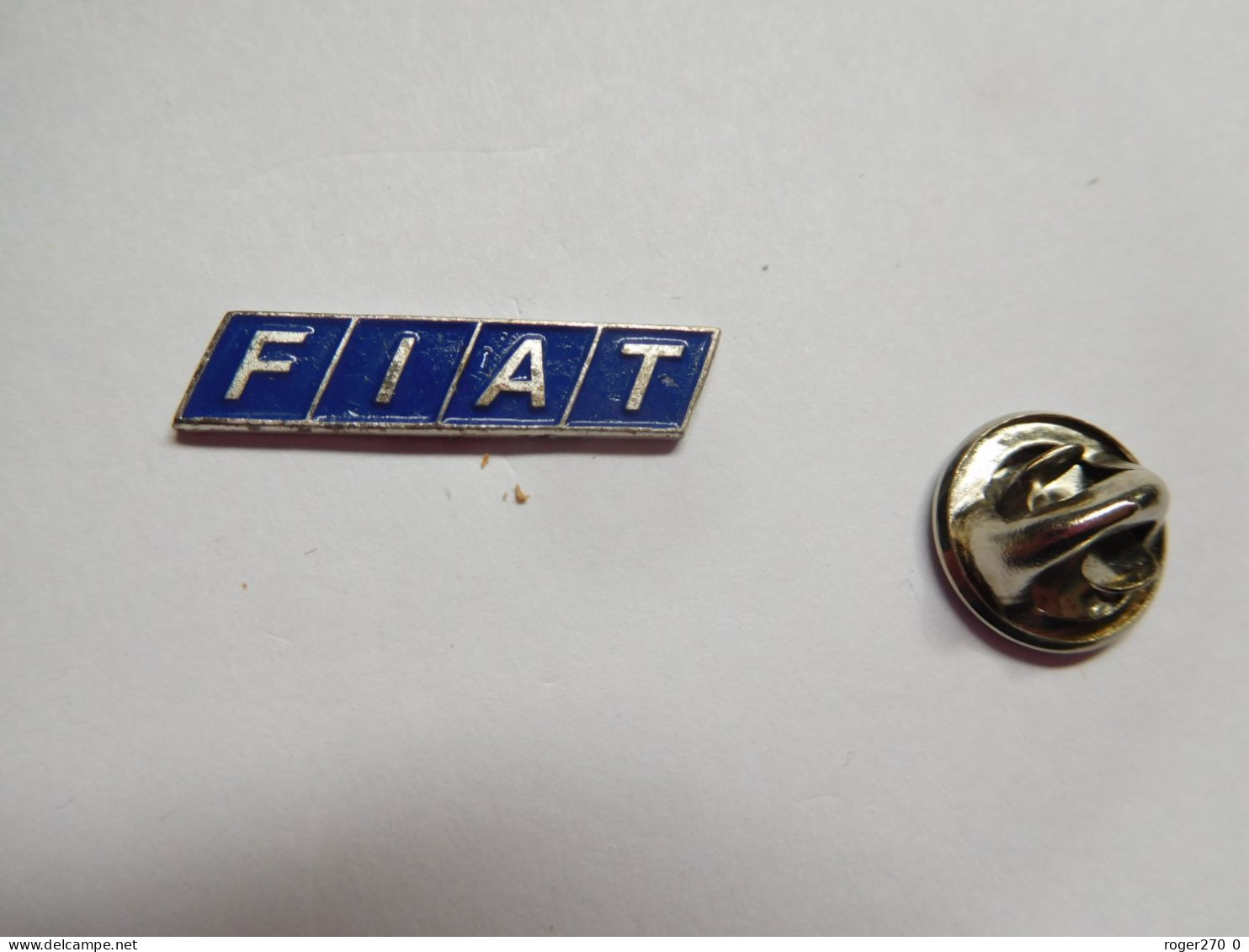 Beau Pin's En Relief  , Logo Auto FIAT , Argent , Bleu , Dimensions : 6 X 25 Mm - Fiat