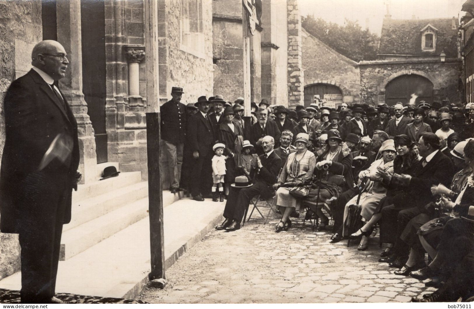 Carte Photo D'un Homme Faisant Un Discours Devant Le Public Devant Une église Vers 1920 - Personnes Anonymes