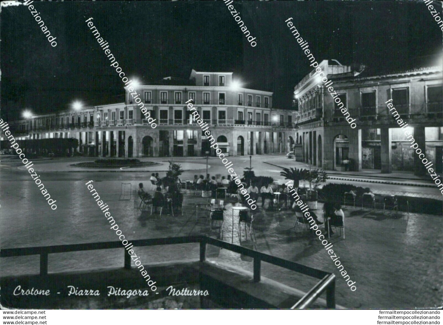 Ao606 Cartolina Crotone  Citta' Piazza Pitagora Notturno - Crotone