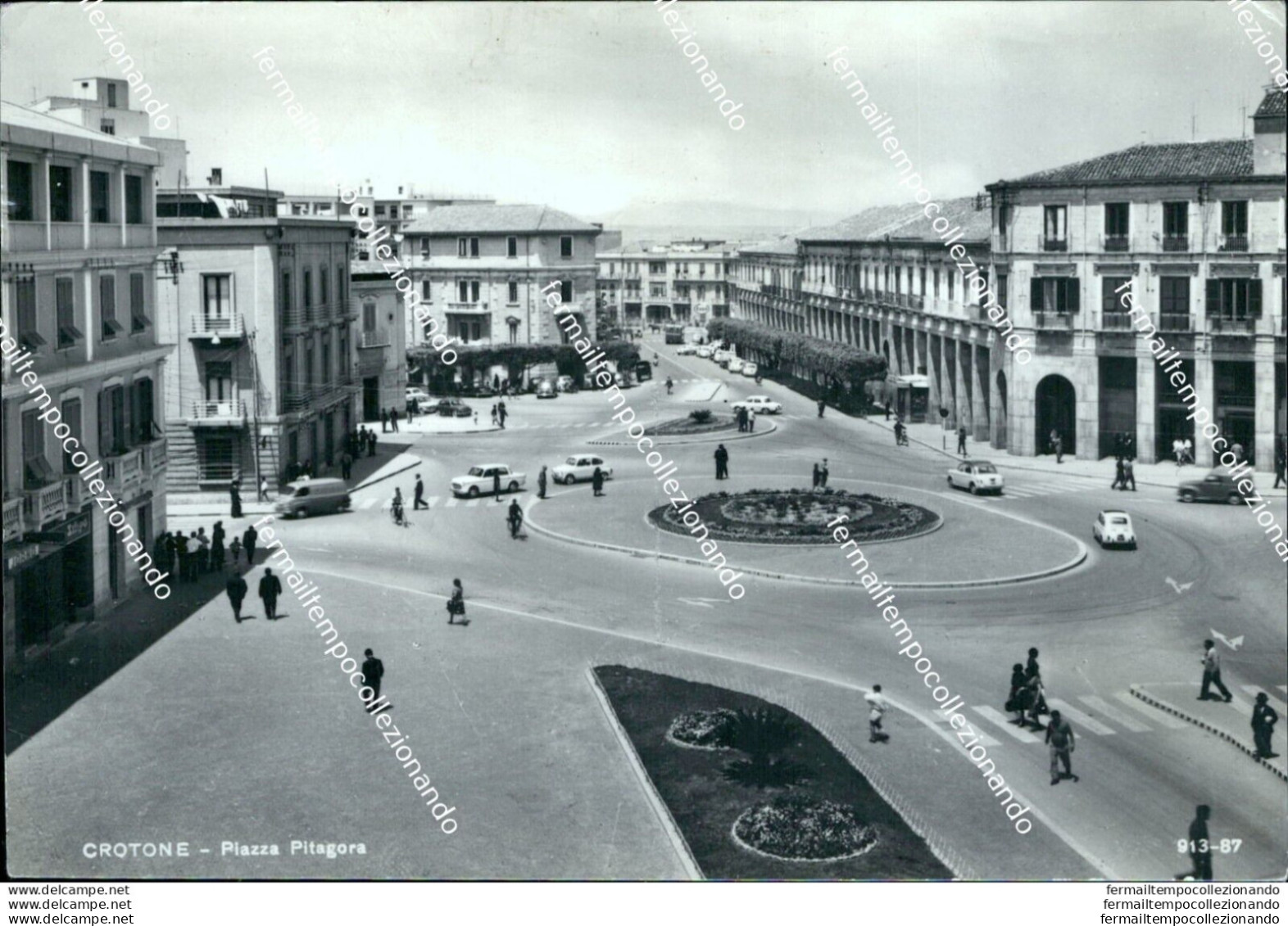 Ao613 Cartolina Crotone Citta' Piazza Pitagora - Crotone