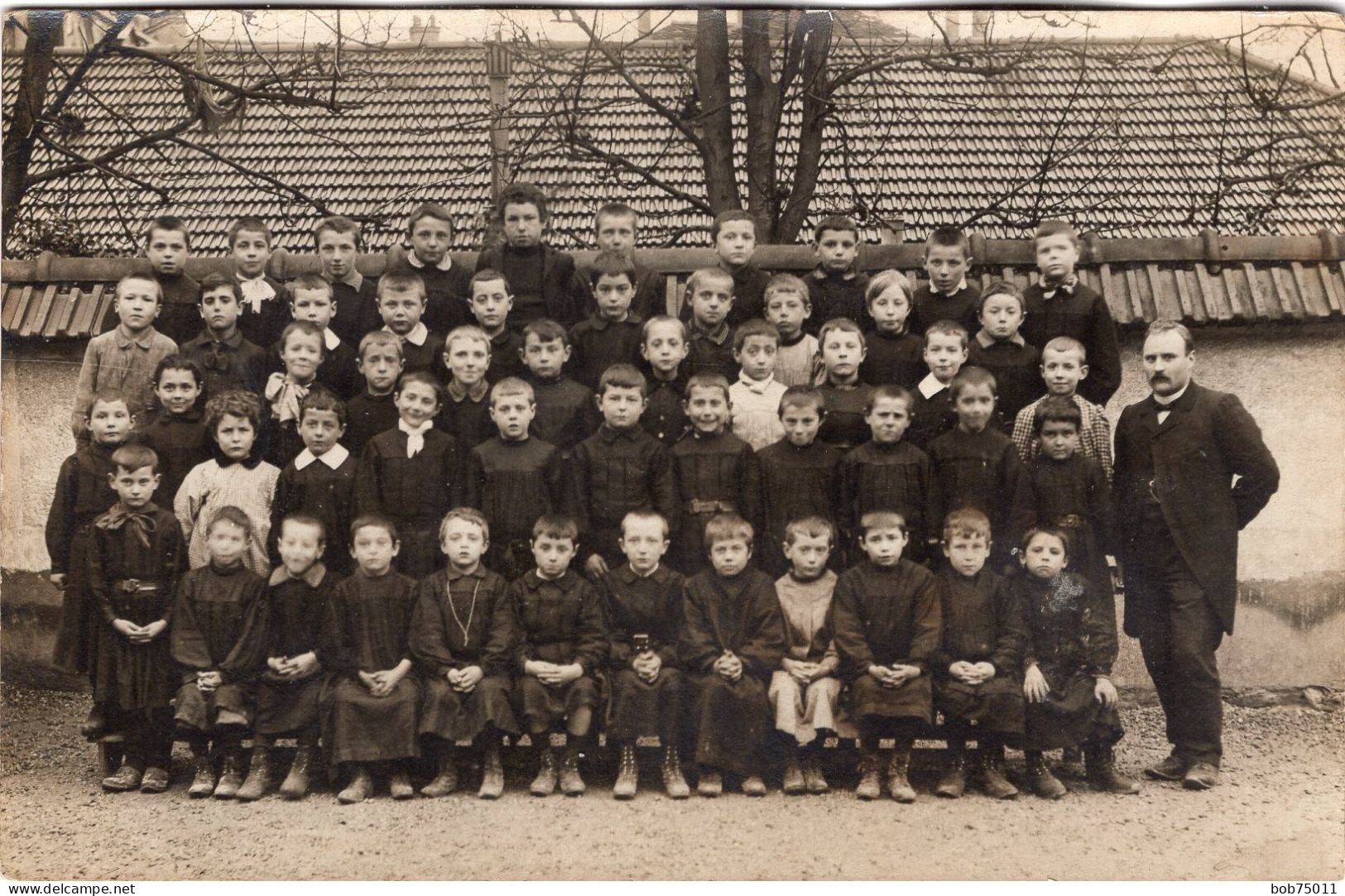 Carte Photo D'une Classe De Jeune Garcon Avec Leurs Maitre Dans La Cour De Leurs école Vers 1915 - Persone Anonimi