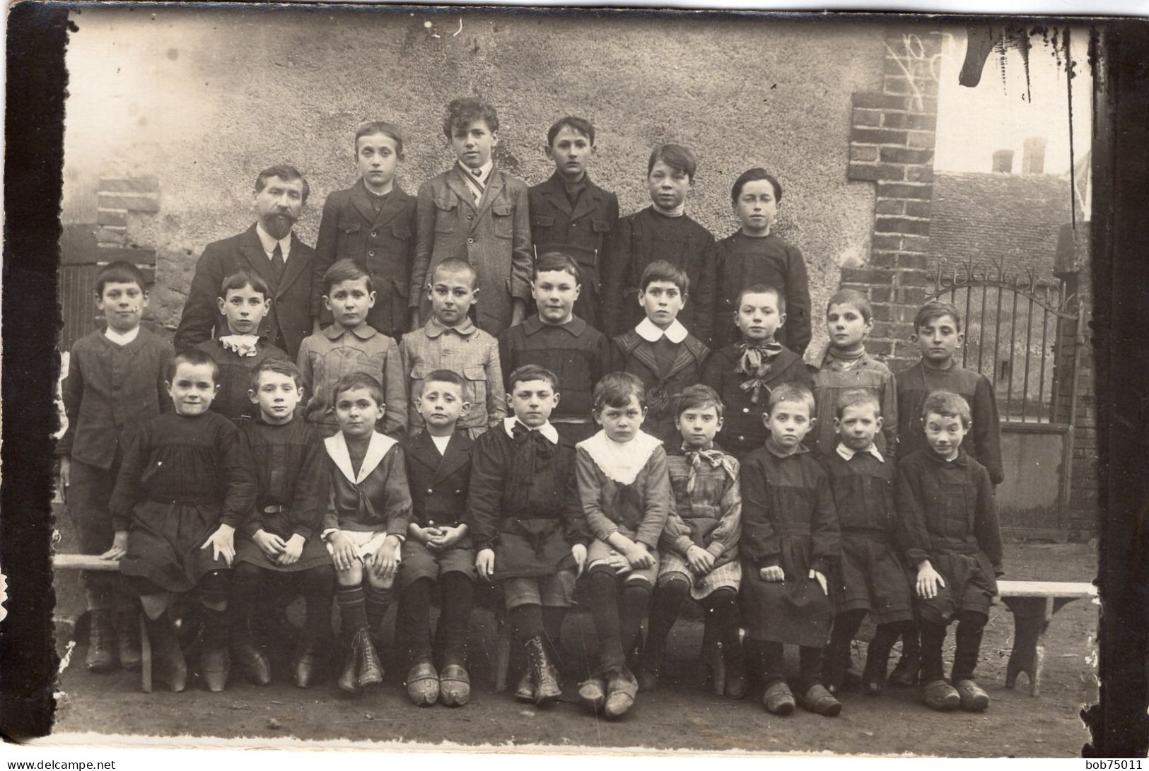 Carte Photo D'une Classe De Jeune Garcon Posant Avec Leurs Maitre Dans La Cour De Leurs école Vers 1915 - Persone Anonimi