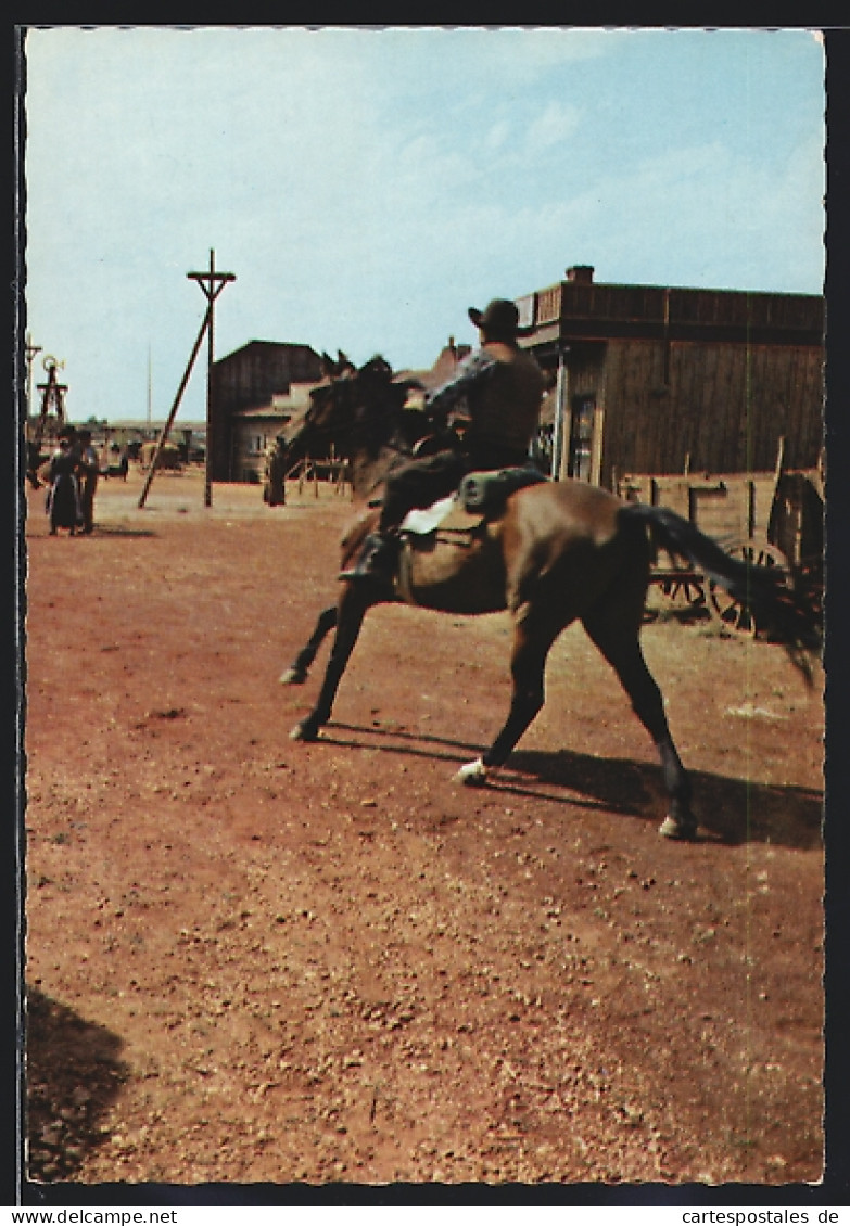 AK Szene Aus Winnetou 2 Nach Karl May, Forresters Öllager In Brand, Die Bande Flieht  - Acteurs