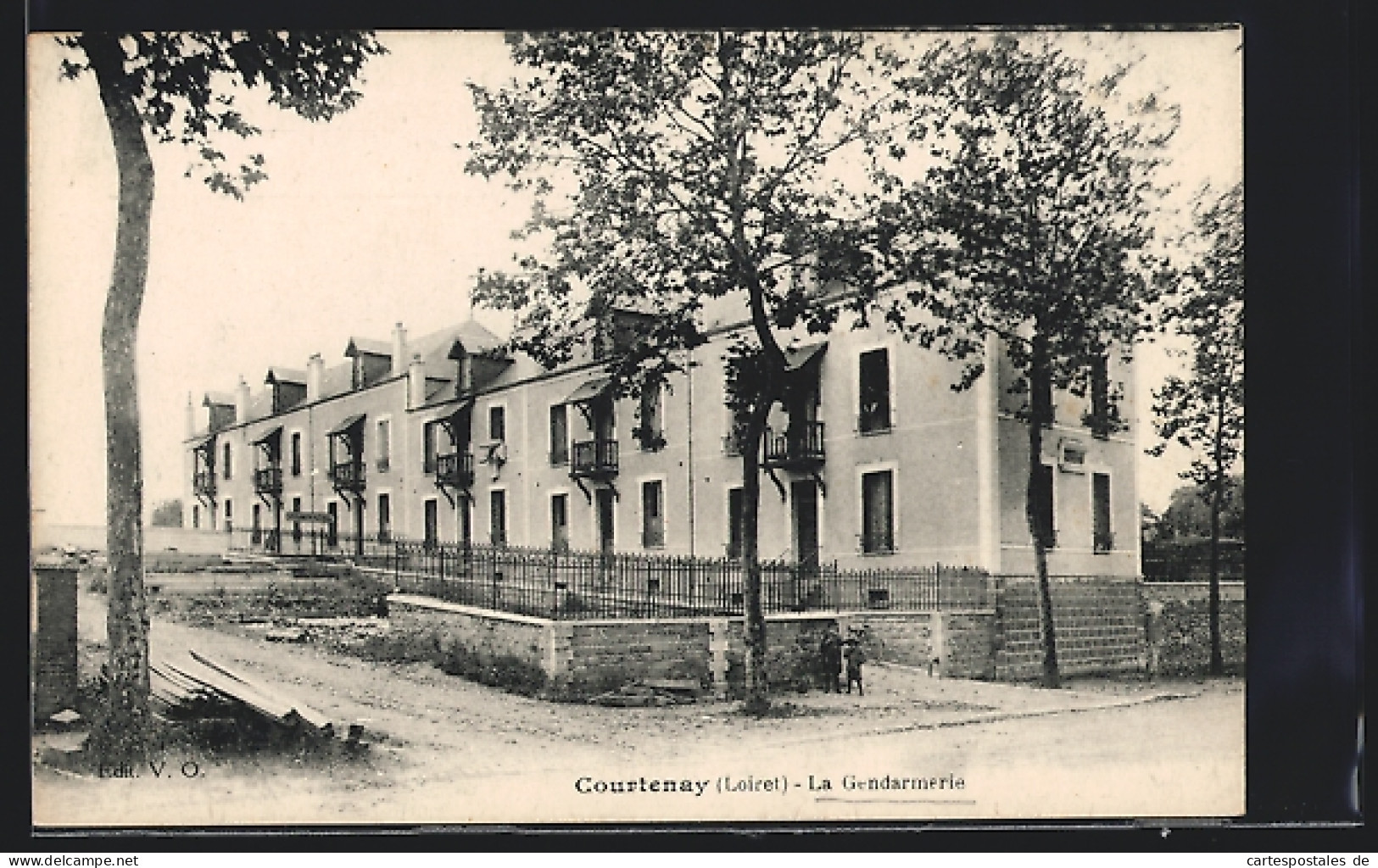 CPA Courtenay, La Gendarmerie  - Courtenay