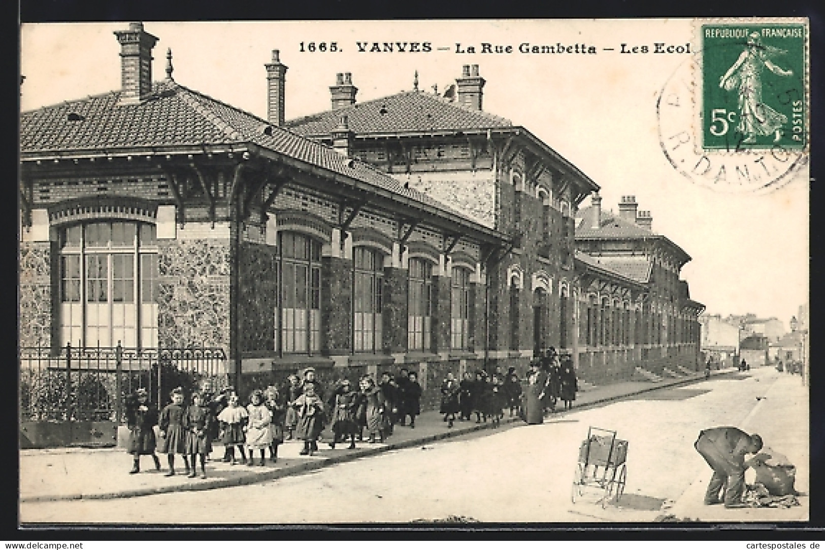 CPA Vanves, La Rue Gambetta, Les Ecoles  - Vanves