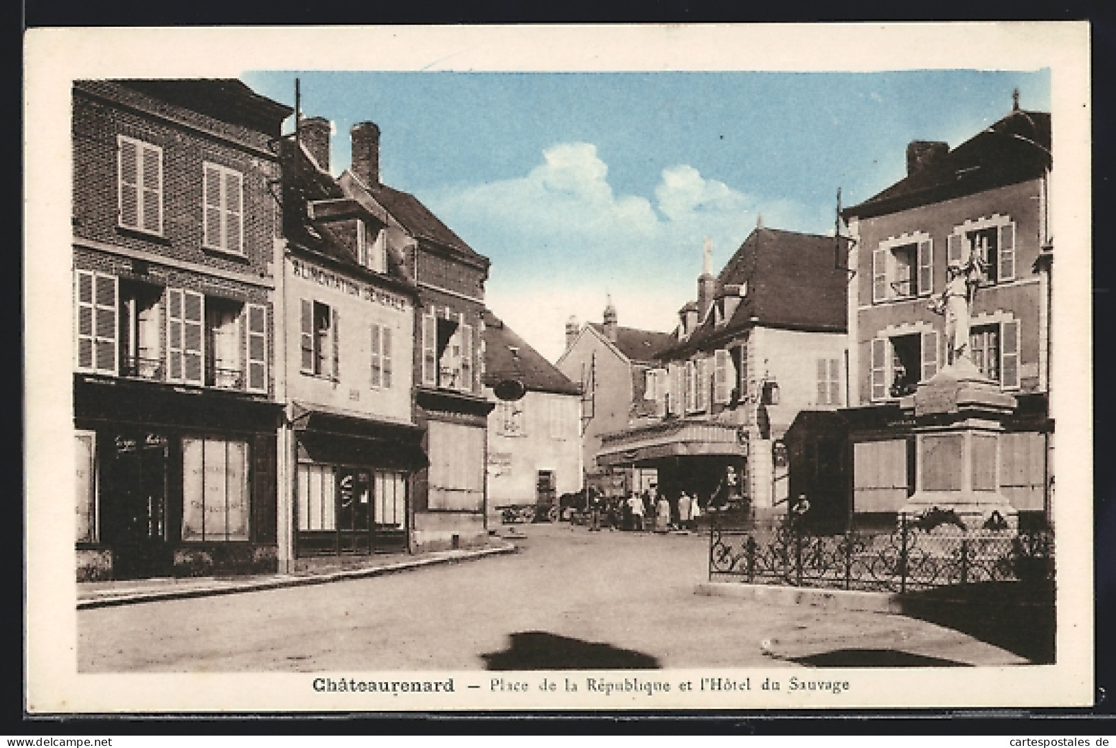 CPA Chateaurenard, Place De La République Et L`Hotel Du Sauvage  - Chateaurenard