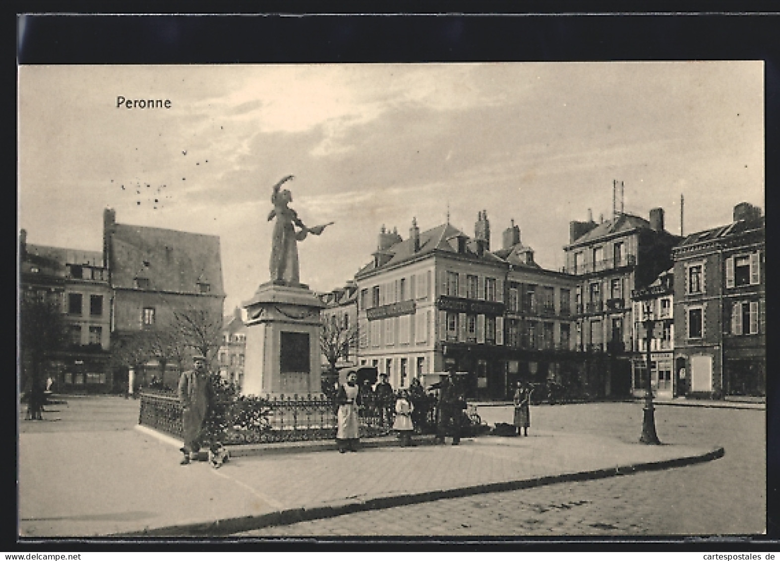 CPA Peronne, La Place Du Marché Avec Monument  - Peronne