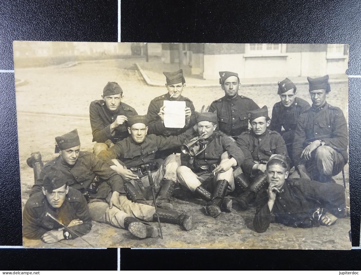 Carte Photo Groupe De Militaires (l'un Tient Une Pancarte) - Personen