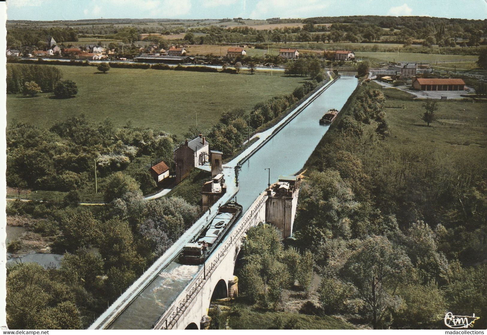 Péniches à Le Guétin (18 - Cher) Le Pont Canal - Péniches