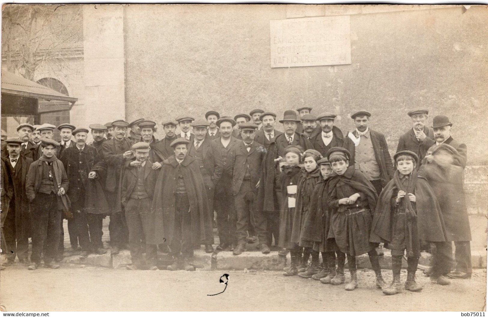 Carte Photo D'hommes Et Des Enfants Posant Dans La Rue D'une Ville Vers 1910 - Anonyme Personen