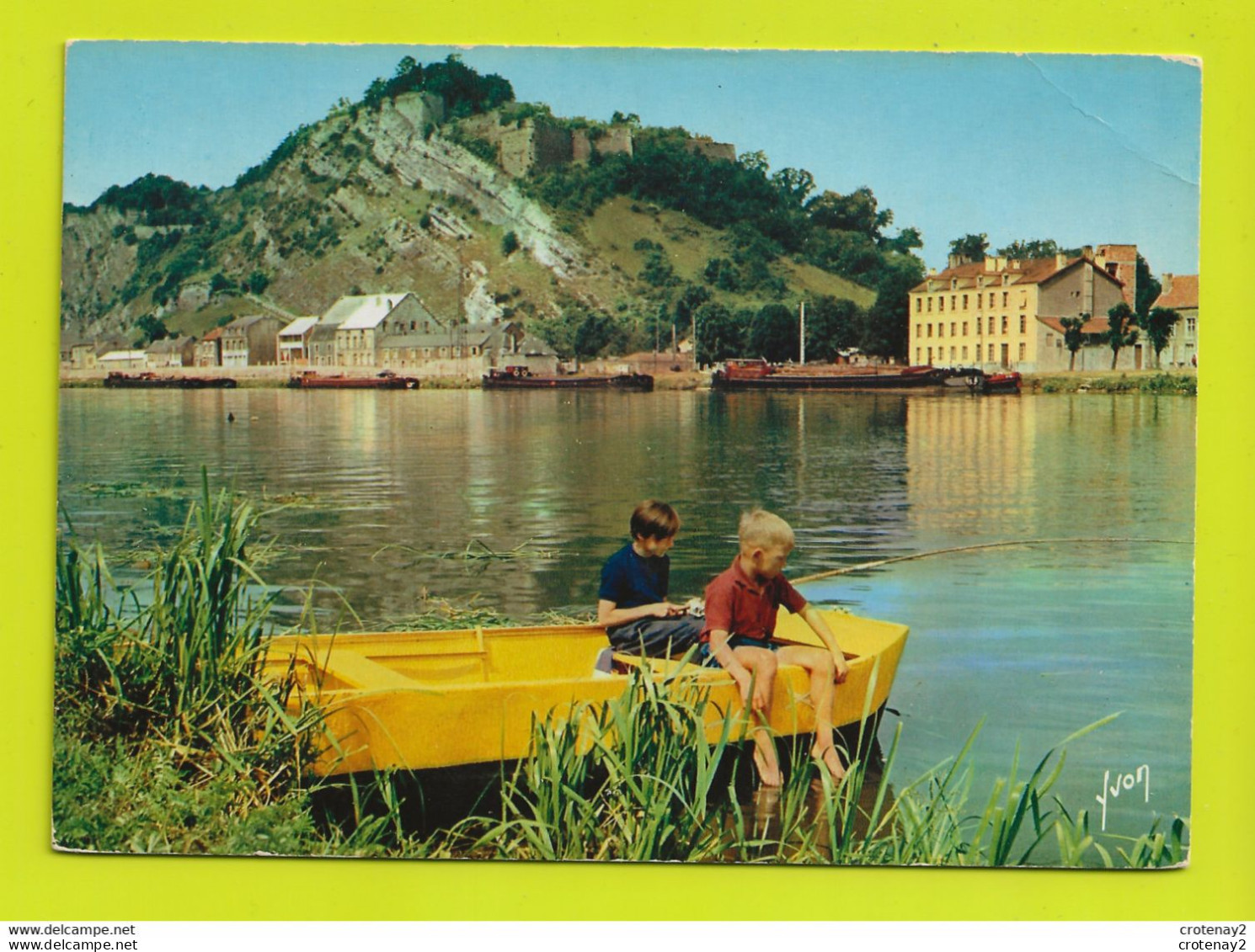 08 GIVET N°4785 Rives De La Meuse Rocher Et Fort De Charlemont En 1971 Enfants Pêcheurs à La Ligne Péniches Barque - Givet