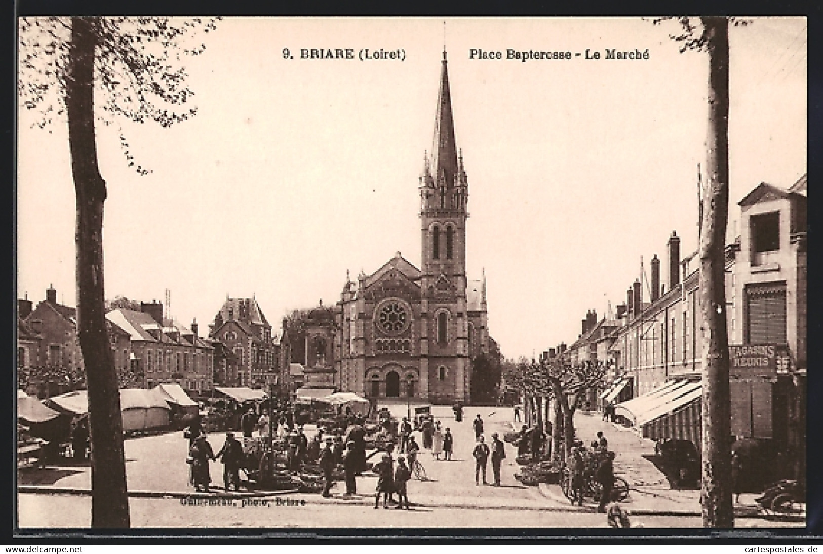 CPA Briare, Place Bapterosse, Le Marché  - Briare