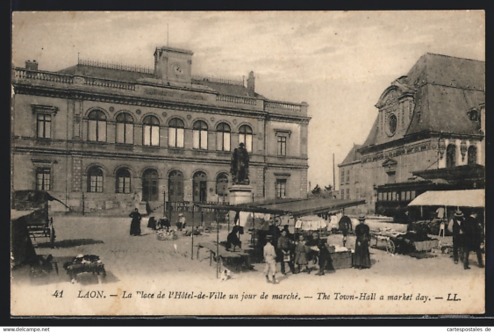 CPA Laon, La Place Et L`Hotel De Ville Un Jour De Marché  - Laon